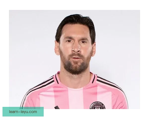 梅西加盟迈阿密国际后首次亮相表现惊艳 球迷热情高涨见证历史时刻